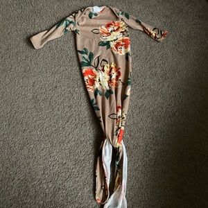 Newborn floral ran knotted gown